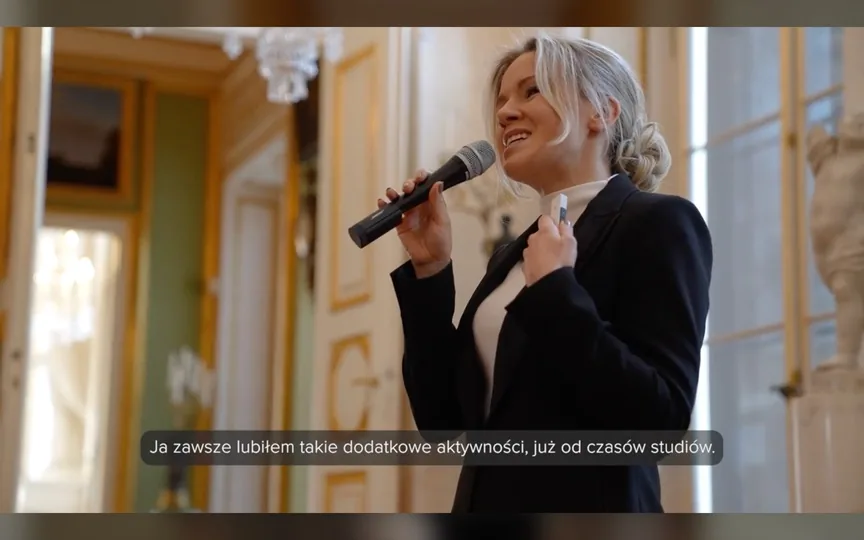 Ewa Wilmanowicz z mikrofonem podczas wystąpienia